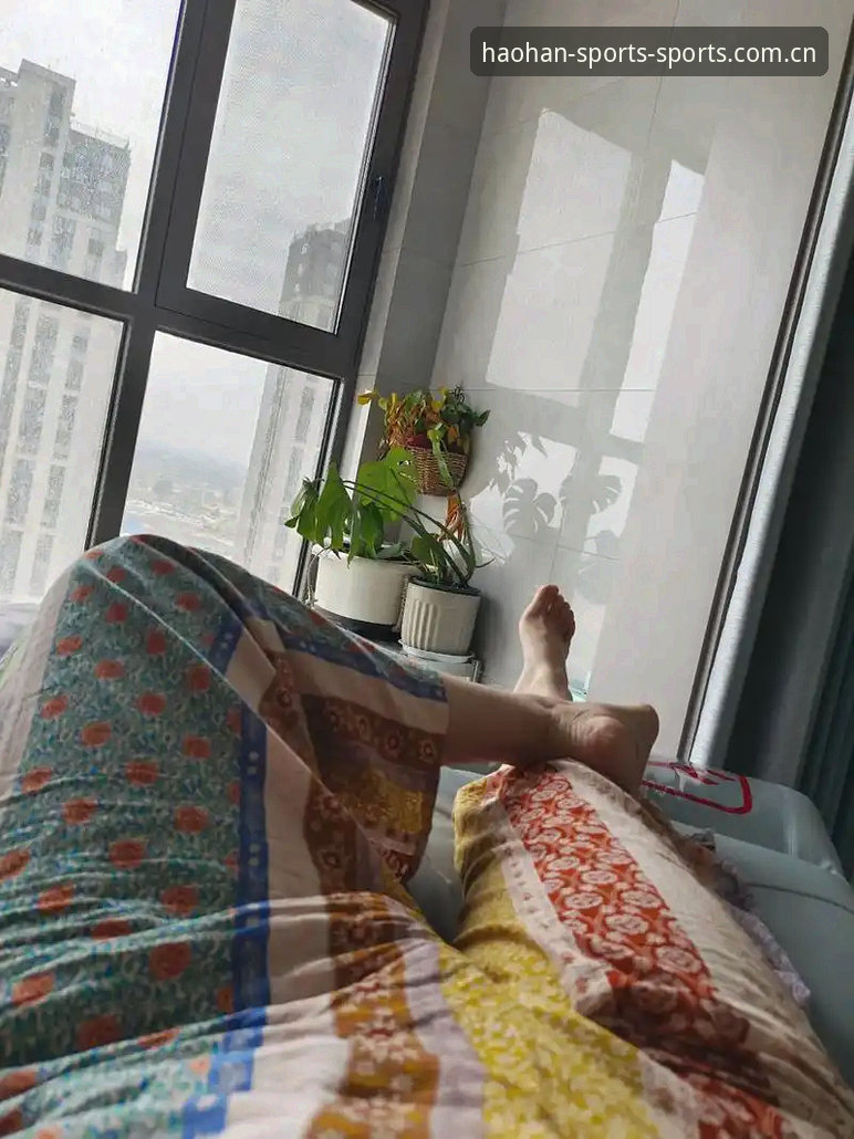 下午三点半，我坐在沙发上，手机屏幕上正播放着挪威对塞内加尔的世界杯小组赛。茶几上的咖啡凉了，但我没顾上喝，因为刚打开浩瀚体育APP，推送就来了一句“彼得森替补登场即破门”。我愣了下，毕竟瑞尔森第12分钟就因伤下场，这换人来得够快。很多朋友在群里问我，这比赛哪里能看直播回放？说实话，我习惯在浩瀚体育APP下载安装包，大概52.6 MB的大小，装完就能直接刷到这场半场战报，关键是页面不乱跳，看完还能顺手查哈兰德那脚门柱的慢镜回放。